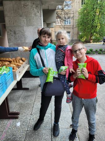 Раздача гуманитарной помощи в Харькове: фото